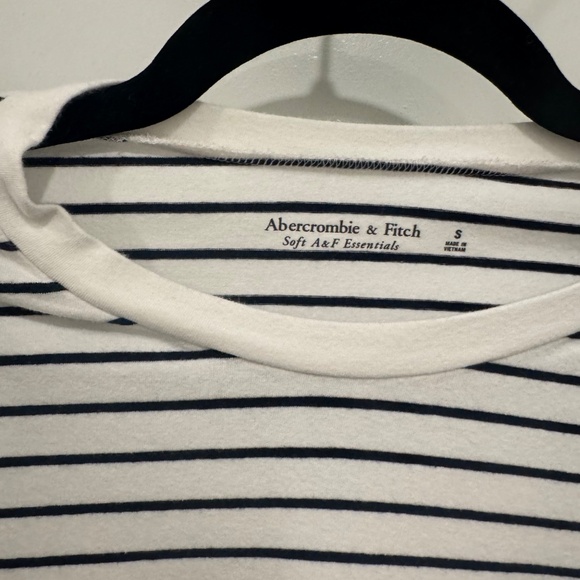 Abercrombie & Fitch Essential Tuckable Baby Tee – Soft A&F Essentials, Slim Fit - Picture 4 of 4